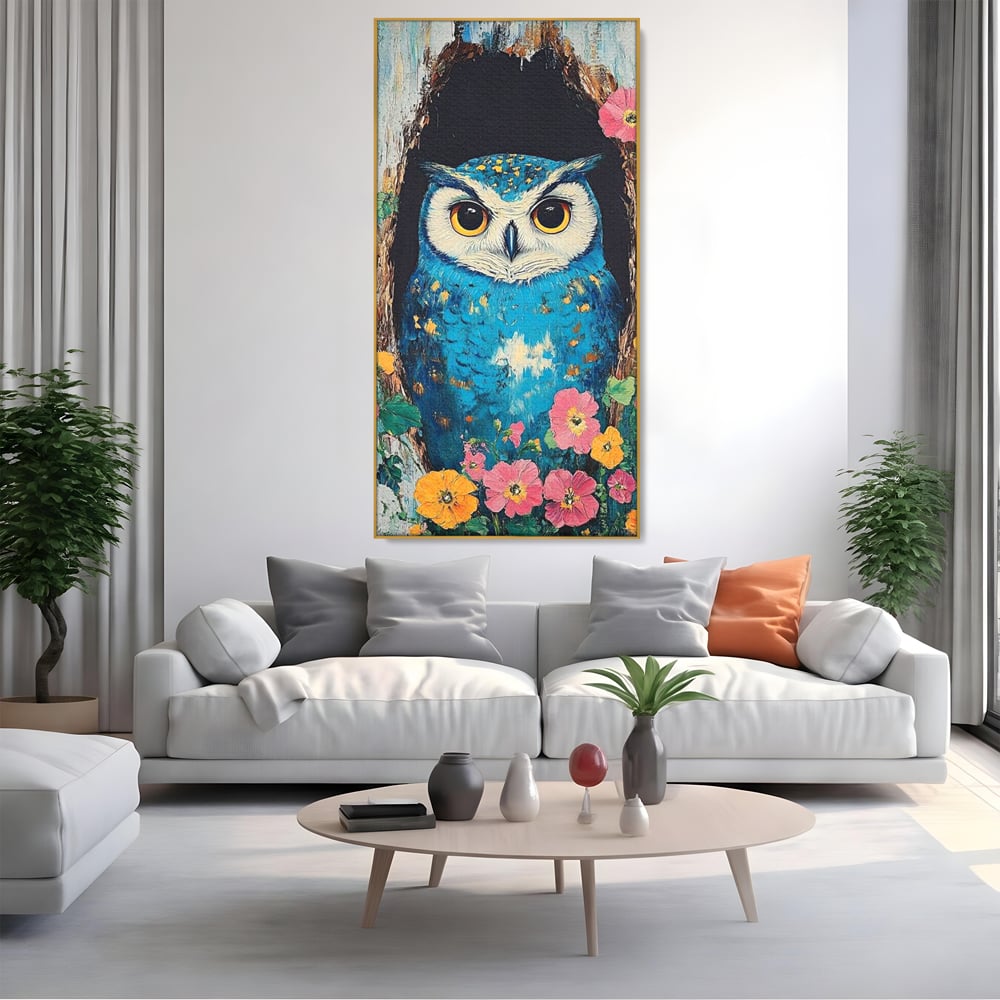 Tablou canvas cu tablou canvas cu bufnita albastra, in rama de aluminiu auriu, pe perete intr-un living